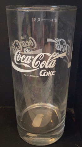 308074-2 € 4,00 coca cola glas witte letters D8 h 17,5 cm.jpeg